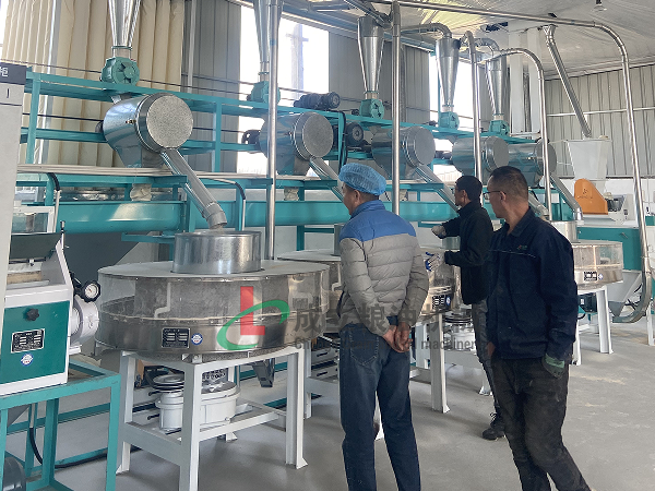 鶴壁客戶(hù)訂購(gòu)4+2組石磨面粉機(jī)，運(yùn)行良好